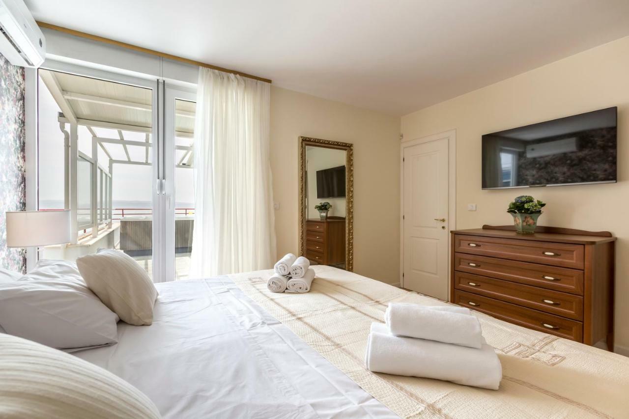 Apartamento Seaside Penthouse With Hot Tub Sky Living Split Exterior foto