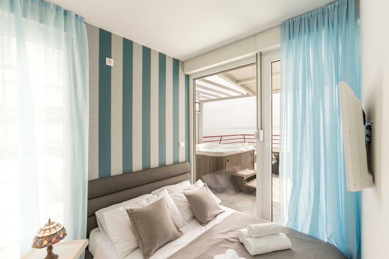 Apartamento Seaside Penthouse With Hot Tub Sky Living Split Exterior foto