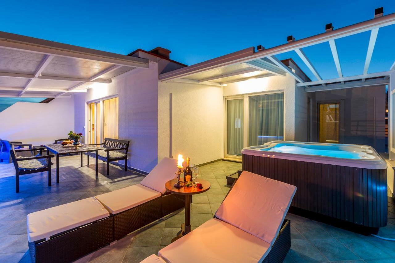 Apartamento Seaside Penthouse With Hot Tub Sky Living Split Exterior foto