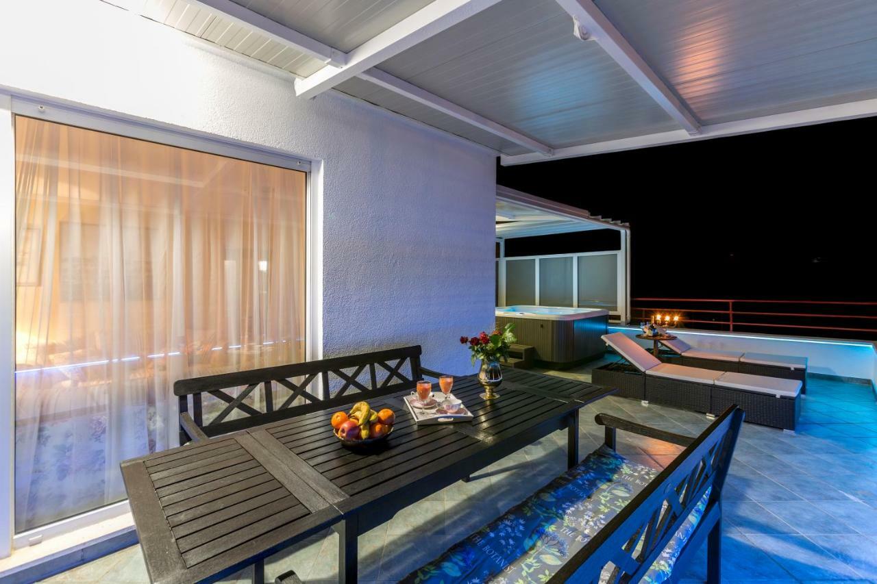 Apartamento Seaside Penthouse With Hot Tub Sky Living Split Exterior foto